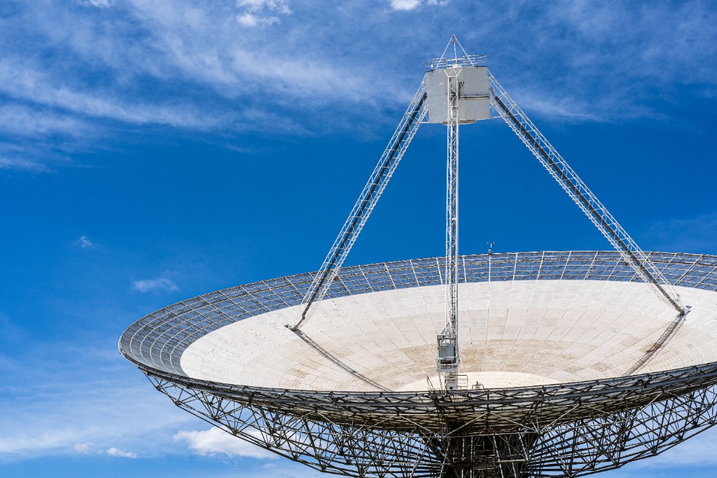 Laku Media C/Ku-Band Satellite Teleport Uplink Dish Antenna